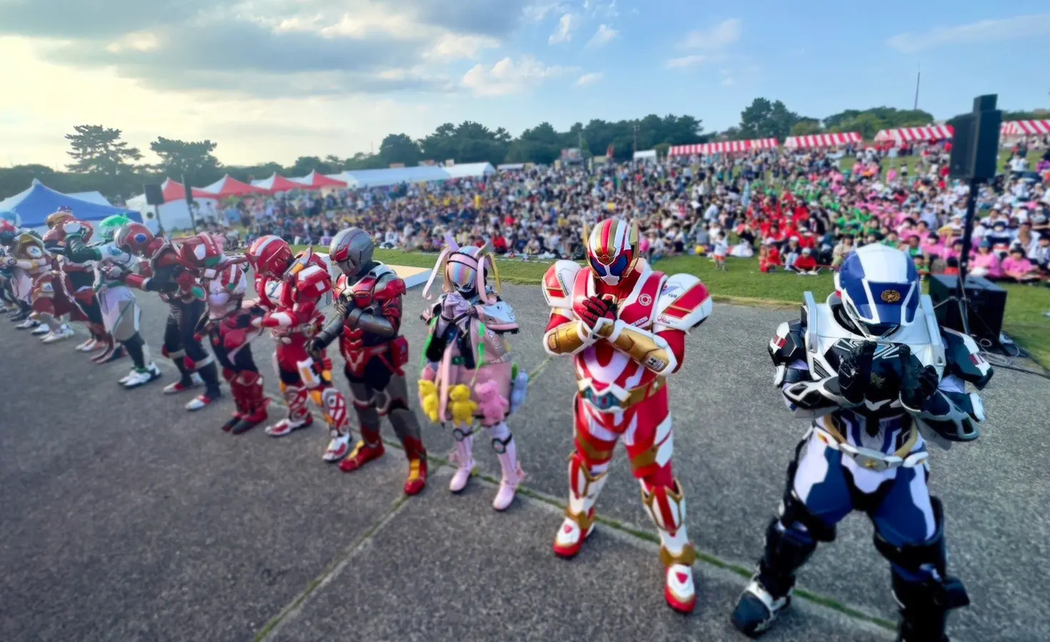 写真：ステージに立つドゲンジャーズのメンバー達の様子